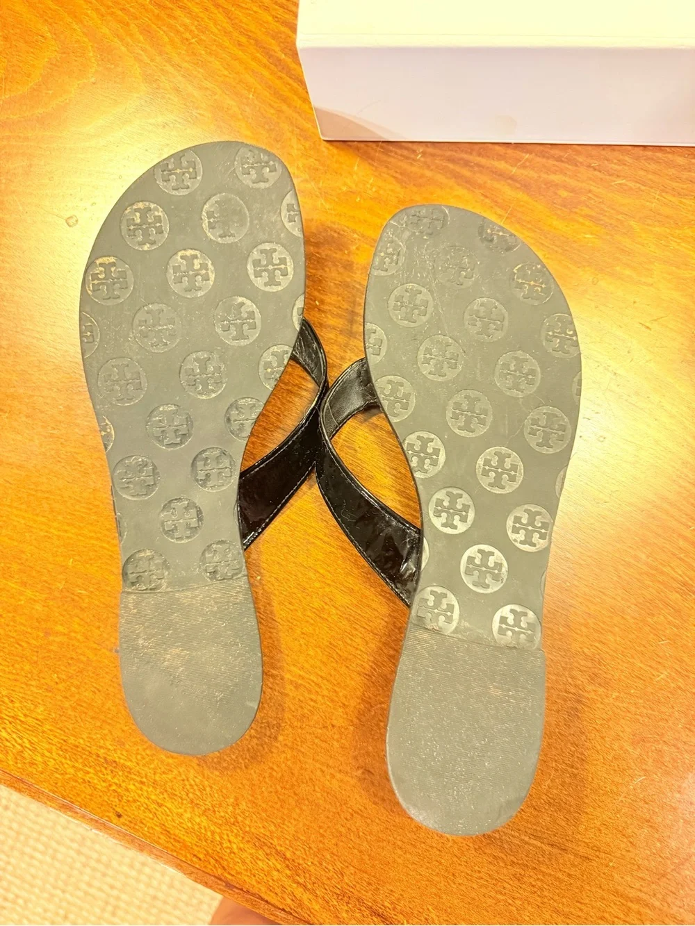 Tory Burch Thora Black Patent Leather Silver Logo Thong Sandals Size 8